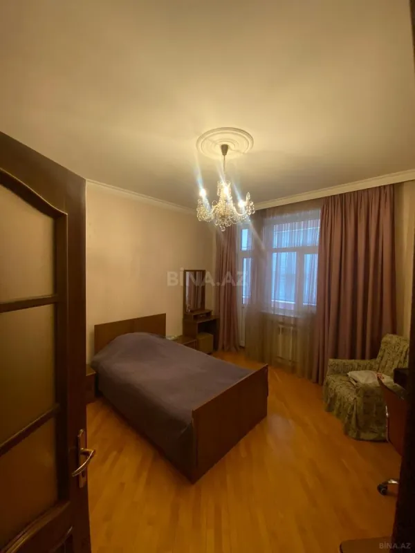 Satılır 4 otaqlı mənzil 165 m²