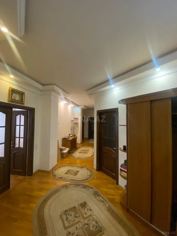 Satılır 4 otaqlı mənzil 165 m²