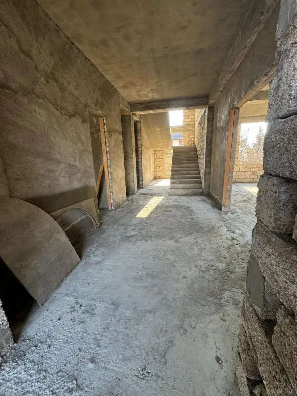 Satılır 5 otaqlı həyət evi 530 m²