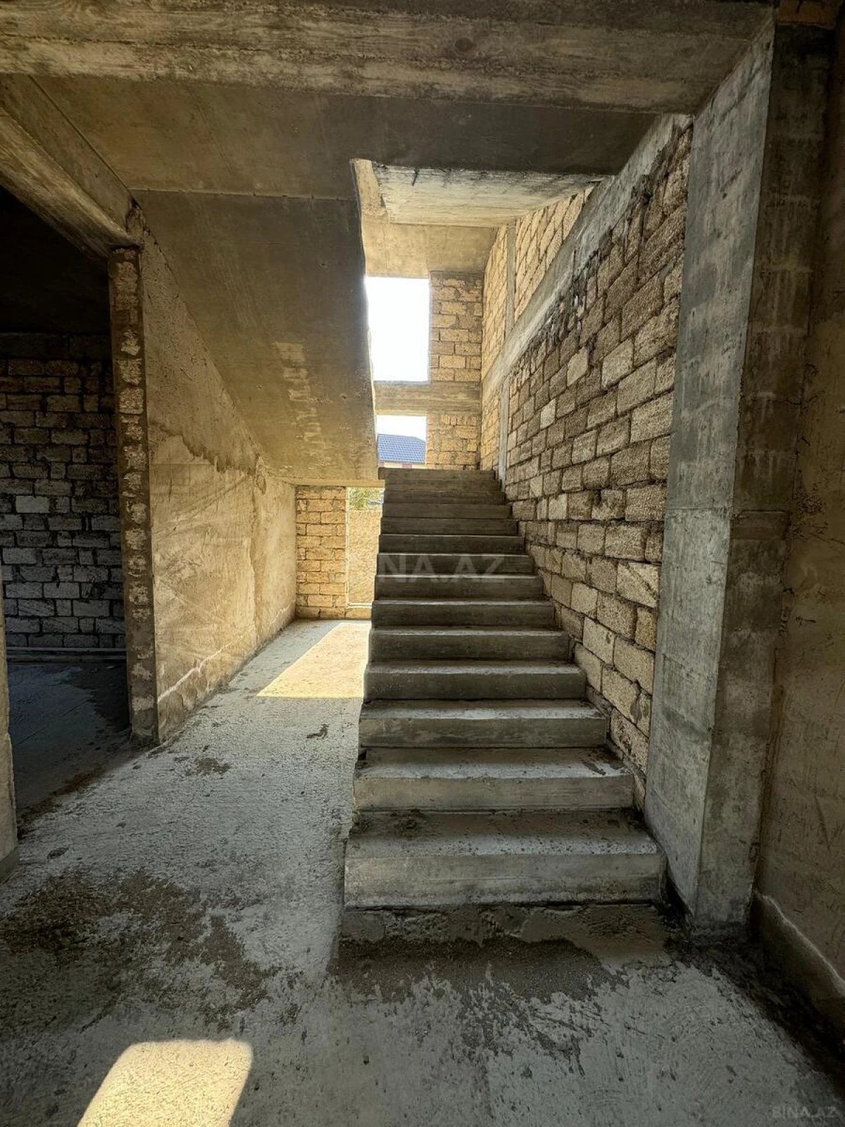 Satılır 5 otaqlı həyət evi 530 m²