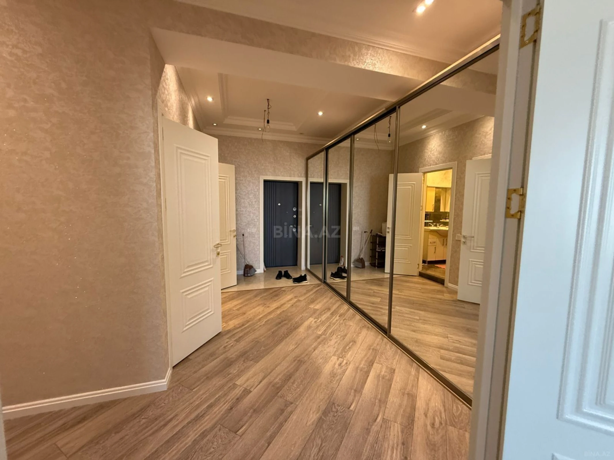 Satılır 3 otaqlı mənzil 136.1 m²