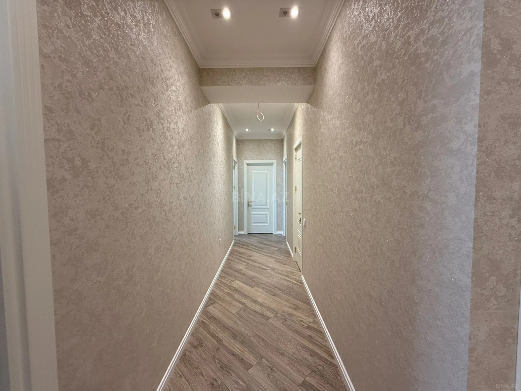 Satılır 3 otaqlı mənzil 136.1 m²