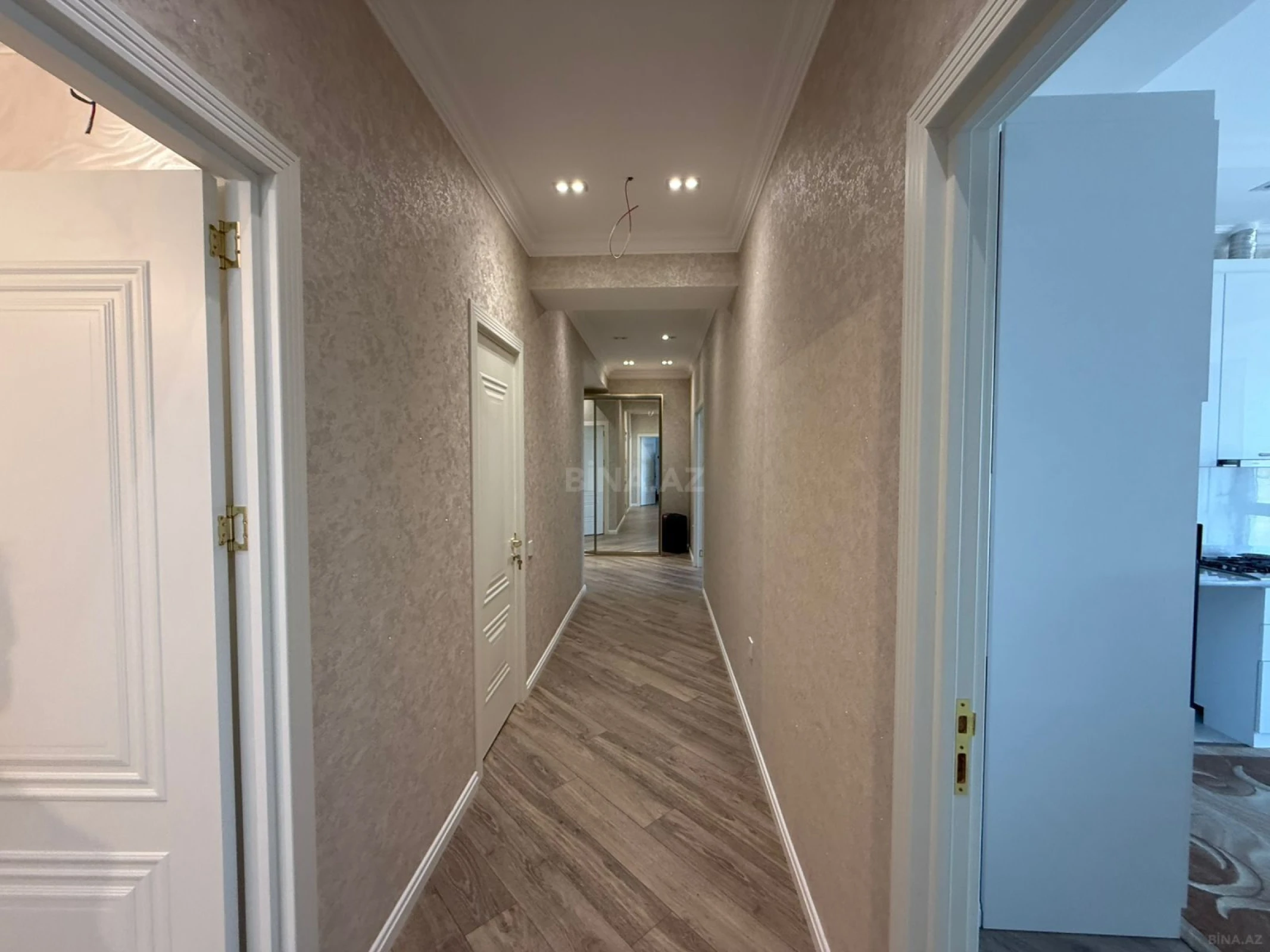 Satılır 3 otaqlı mənzil 136.1 m²