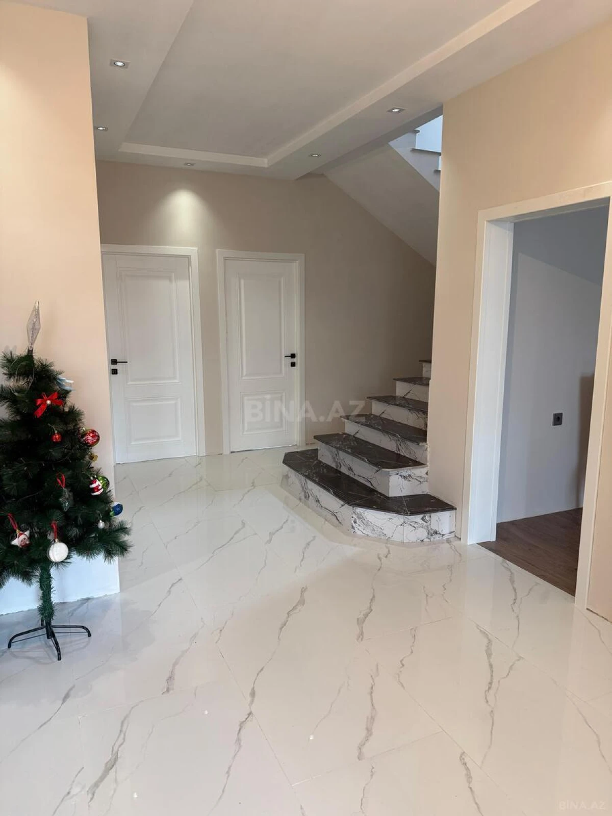 Satılır 6 otaqlı həyət evi 230 m²