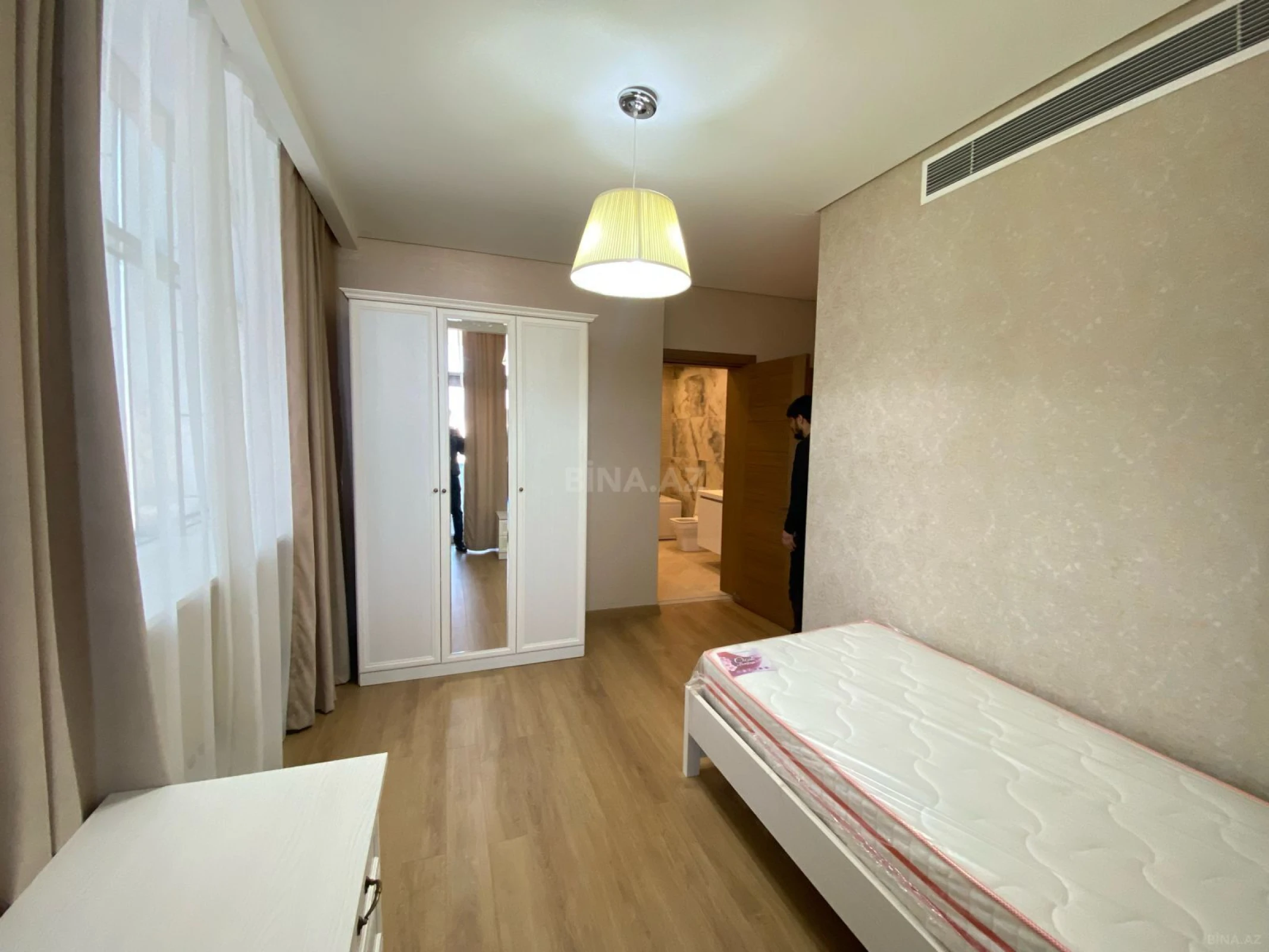 Kirayə verilir 4 otaqlı mənzil 201 m²