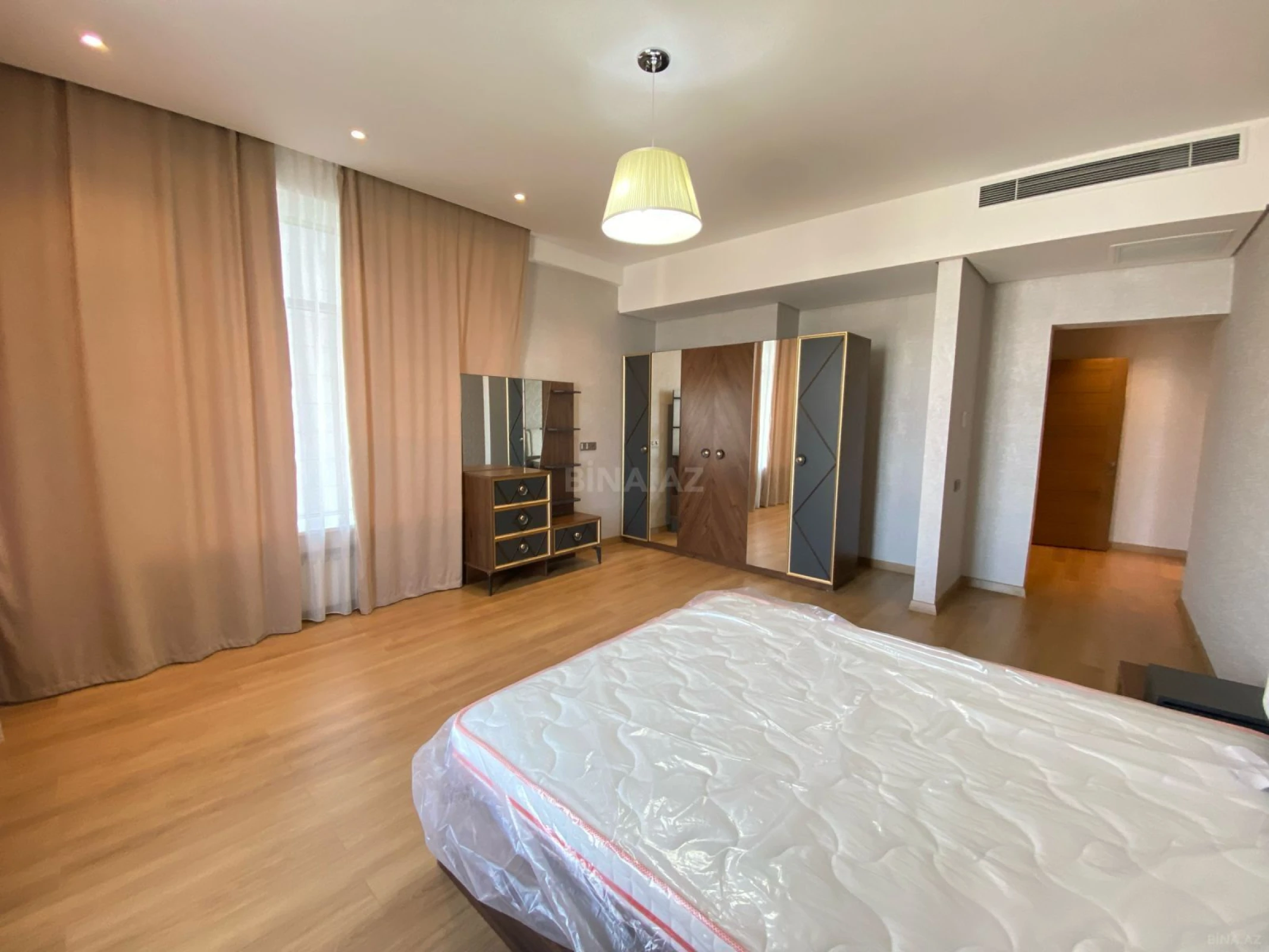 Kirayə verilir 4 otaqlı mənzil 201 m²