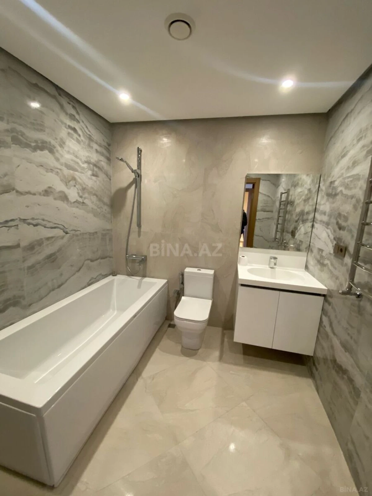 Kirayə verilir 4 otaqlı mənzil 201 m²