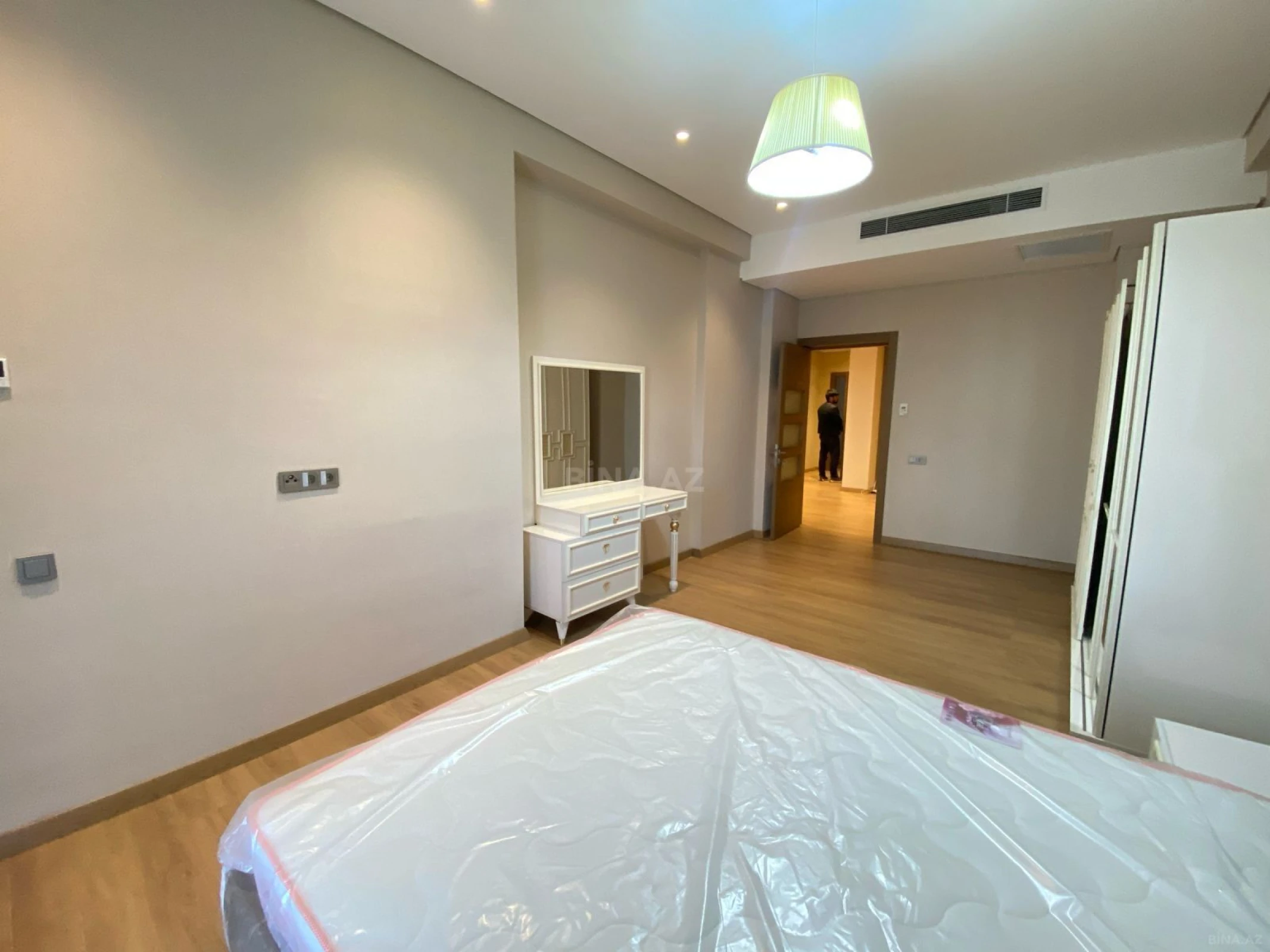 Kirayə verilir 4 otaqlı mənzil 201 m²