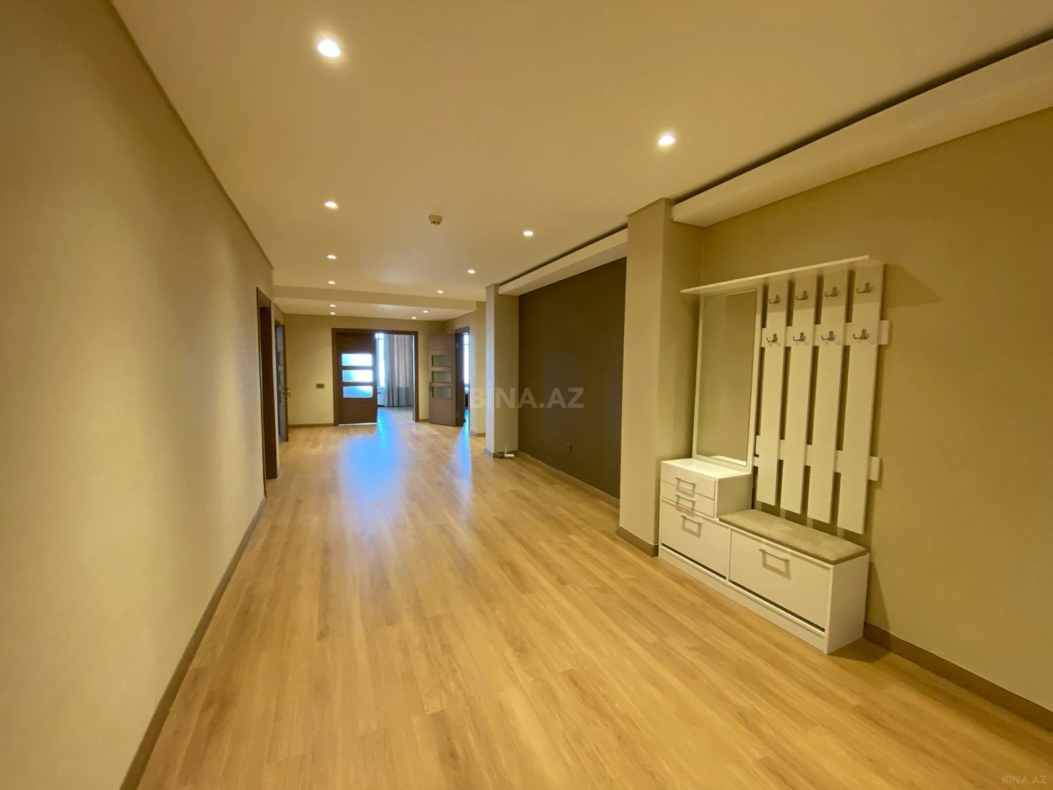 Kirayə verilir 4 otaqlı mənzil 201 m²