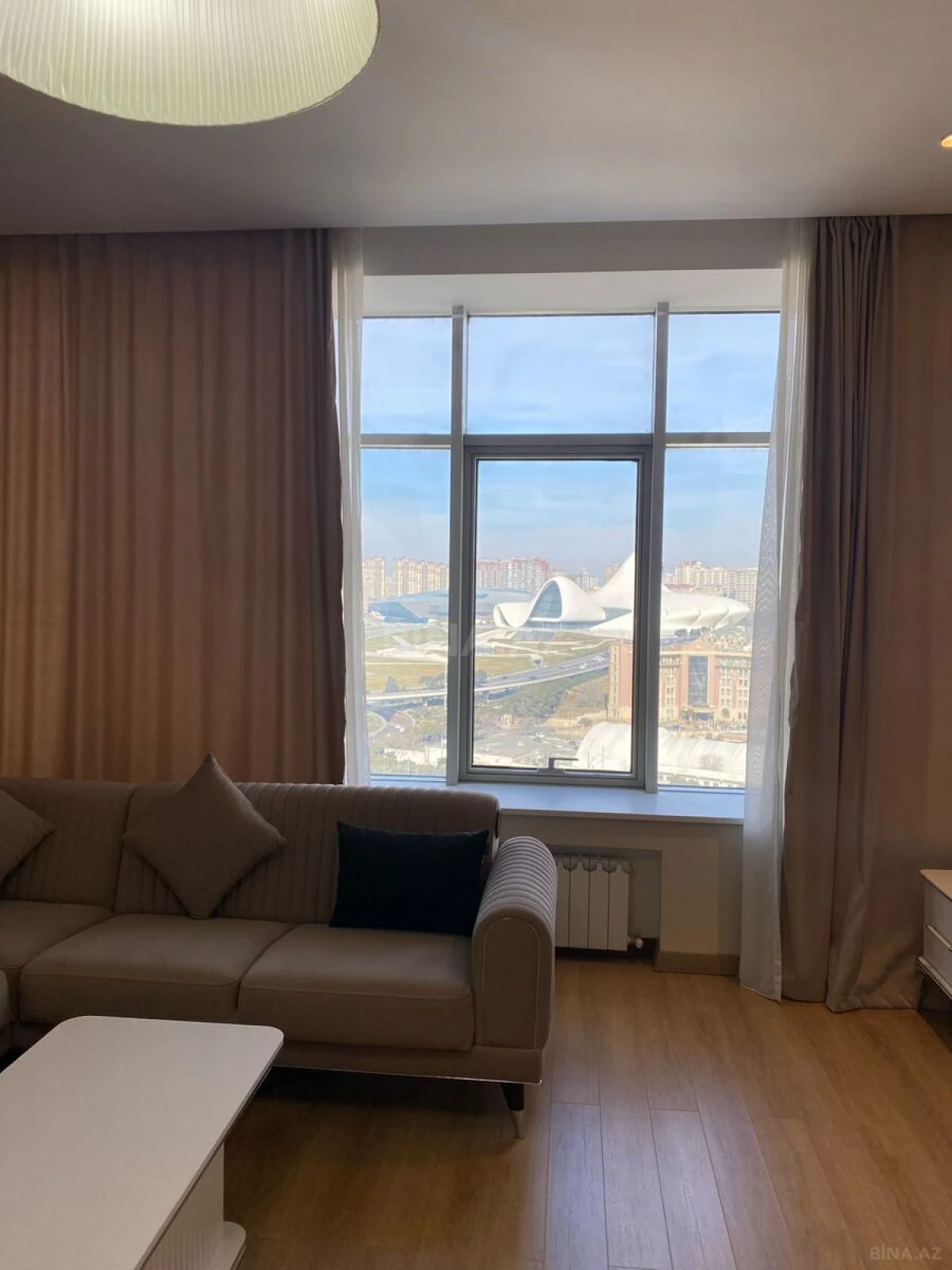 Kirayə verilir 4 otaqlı mənzil 201 m²