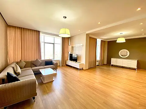 Kirayə verilir 4 otaqlı mənzil 201 m²