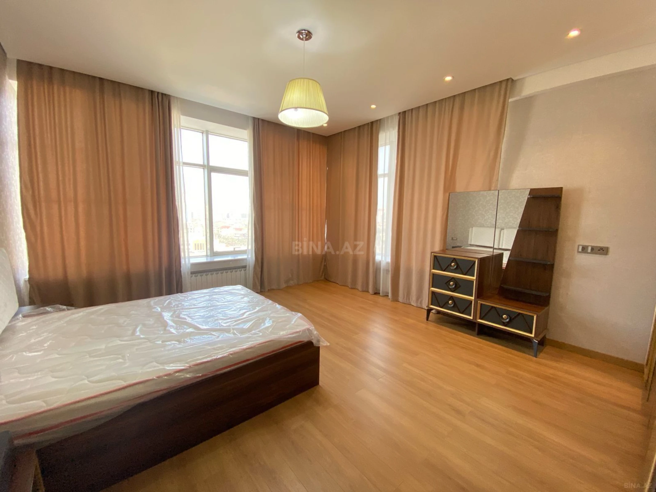 Kirayə verilir 4 otaqlı mənzil 201 m²