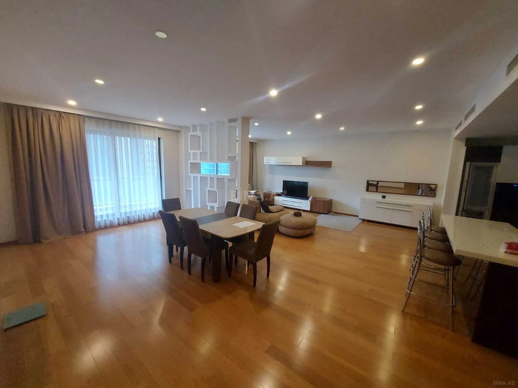 Kirayə verilir 4 otaqlı mənzil 220 m²