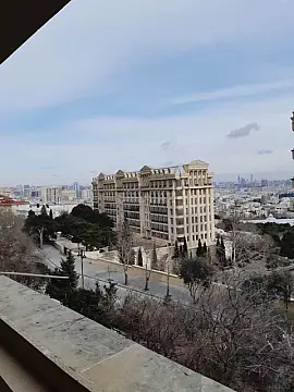 Kirayə verilir 2 otaqlı mənzil 67 m²