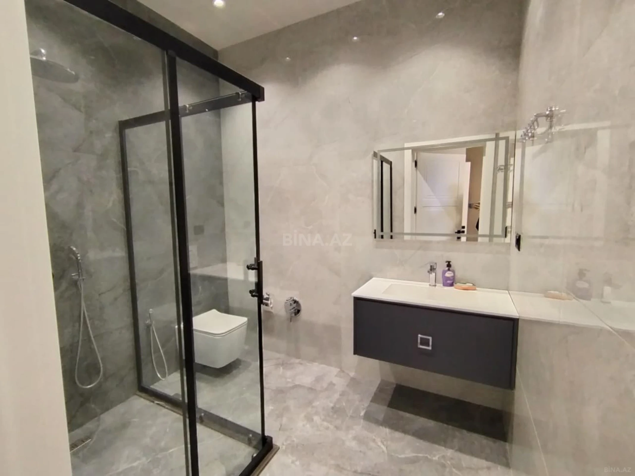 Kirayə verilir 3 otaqlı mənzil 157 m²