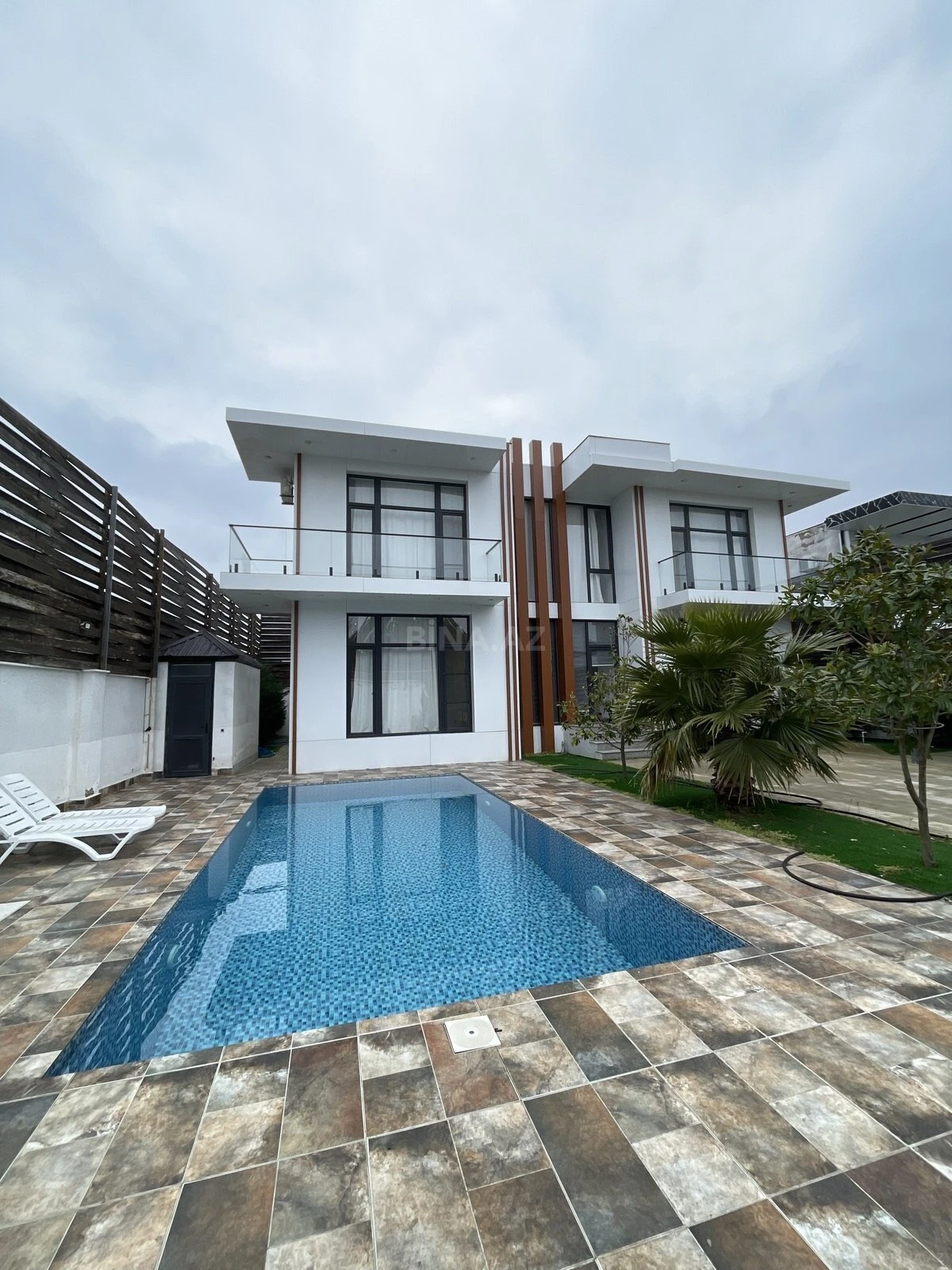 Kirayə verilir 5 otaqlı həyət evi 300 m²
