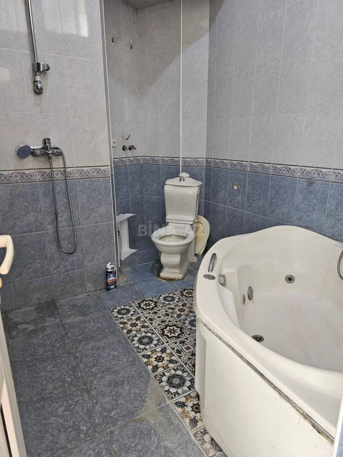 Satılır 4 otaqlı mənzil 180 m²