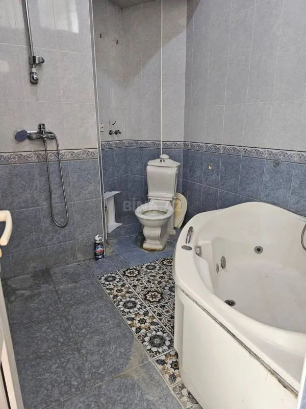 Satılır 4 otaqlı mənzil 180 m²