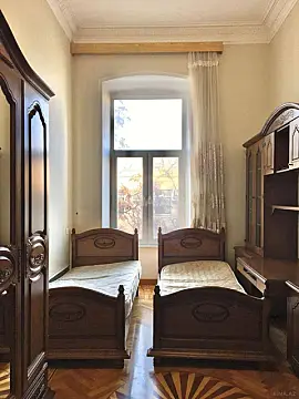 Satılır 4 otaqlı mənzil 180 m²