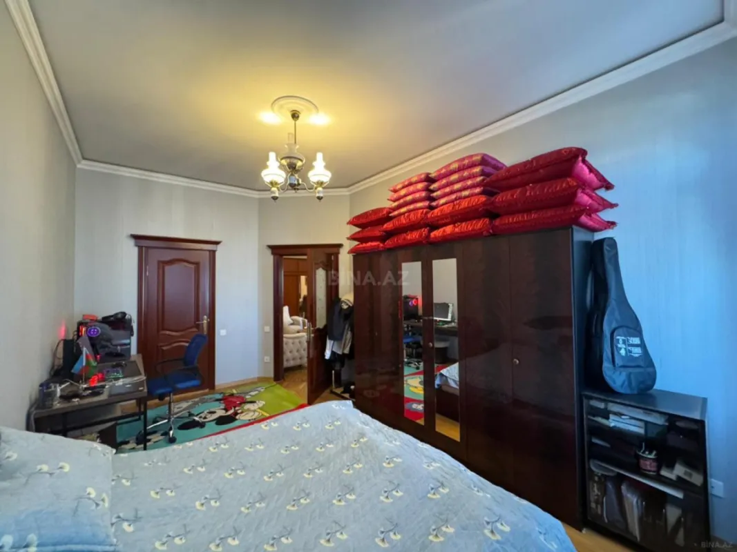 Satılır 4 otaqlı mənzil 188 m²