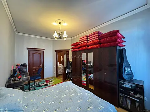 Satılır 4 otaqlı mənzil 188 m²