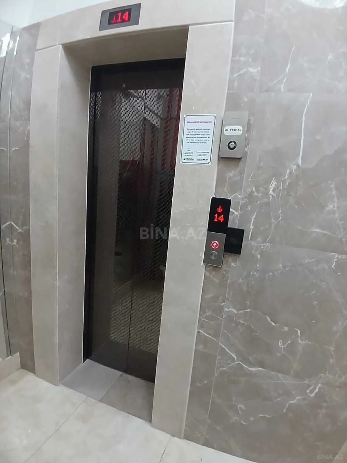 Satılır 4 otaqlı mənzil 160 m²