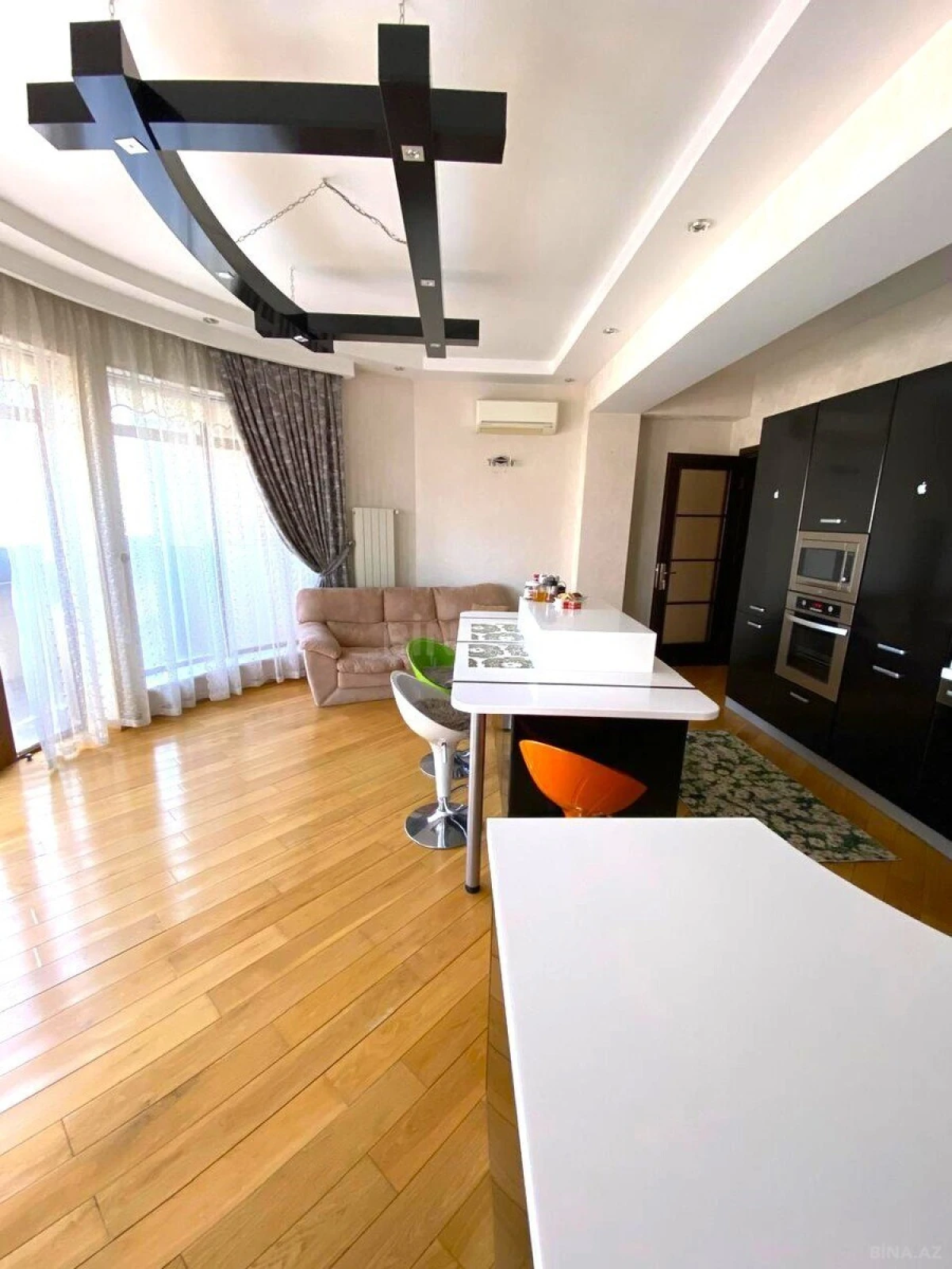 Satılır 5 otaqlı mənzil 330 m²
