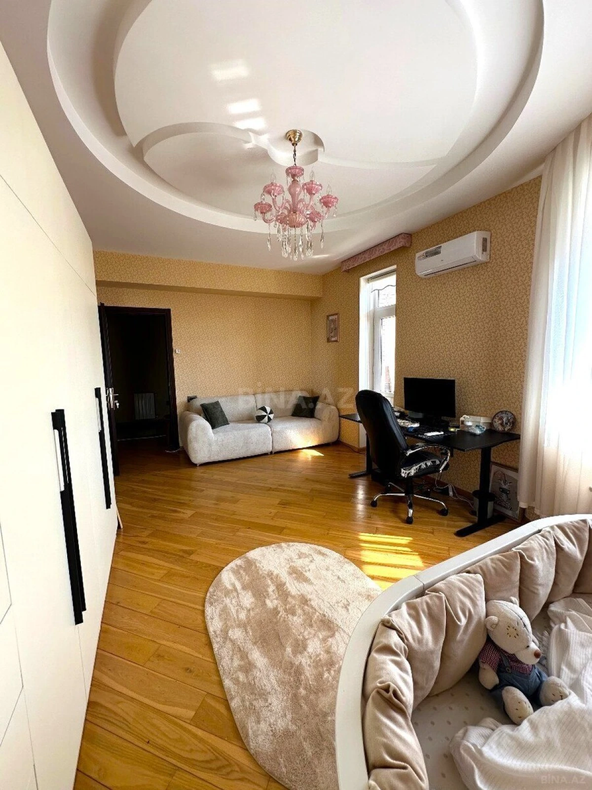 Satılır 5 otaqlı mənzil 330 m²