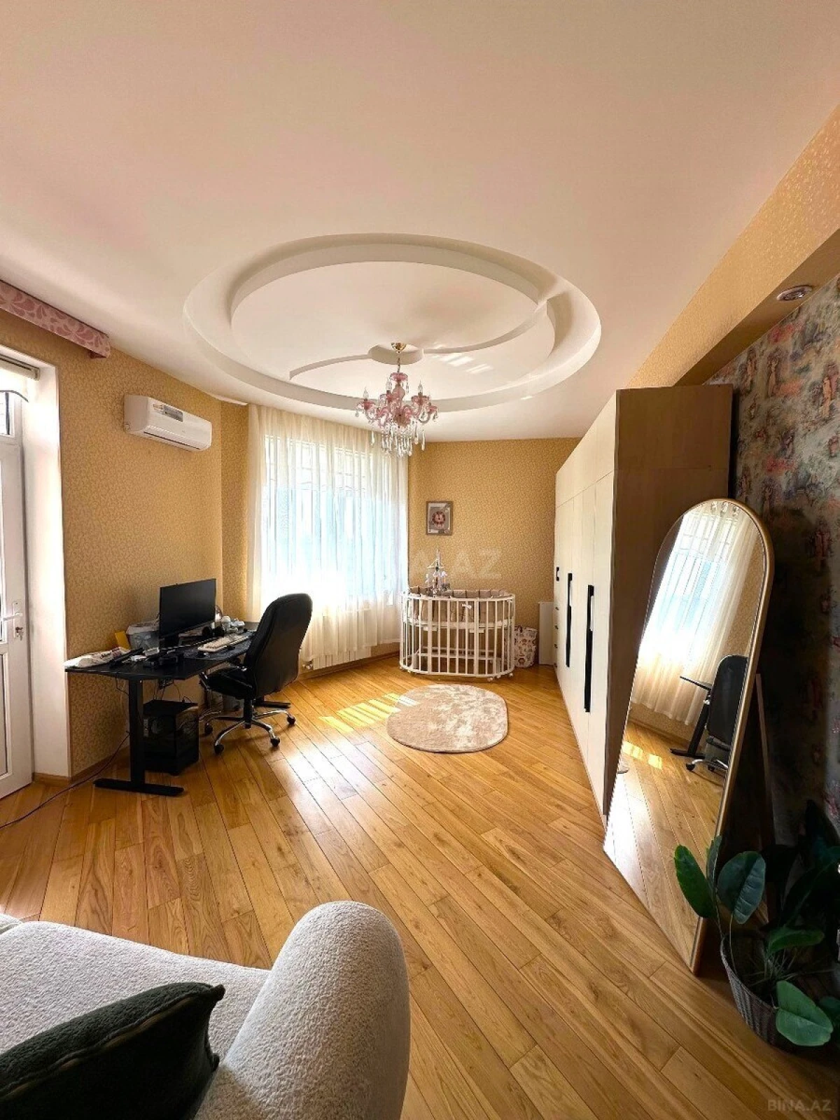 Satılır 5 otaqlı mənzil 330 m²
