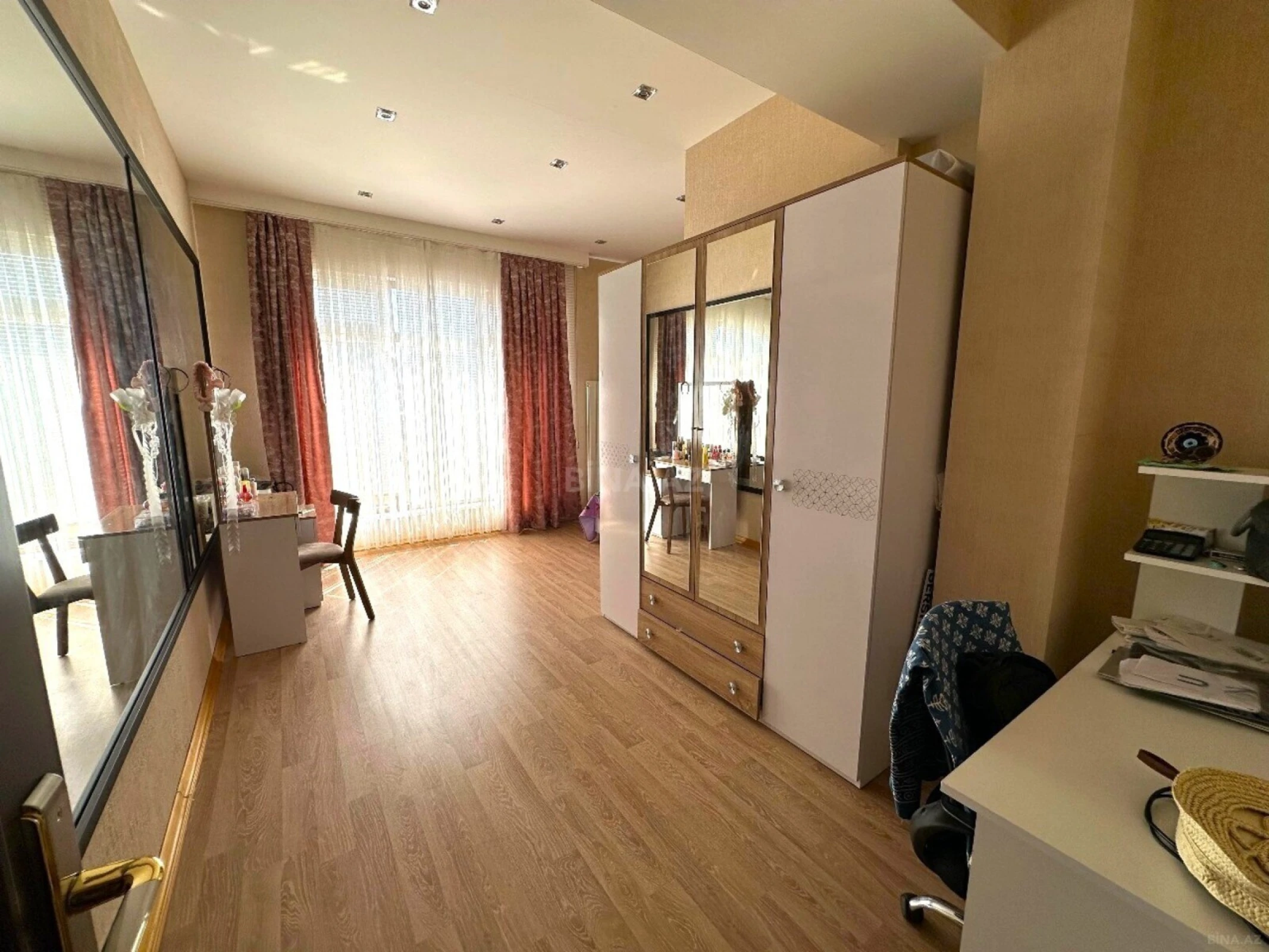 Satılır 5 otaqlı mənzil 330 m²