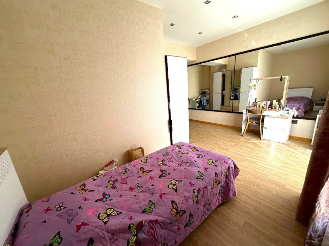 Satılır 5 otaqlı mənzil 330 m²