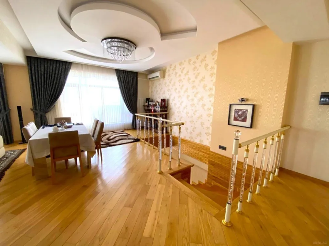 Satılır 5 otaqlı mənzil 330 m²