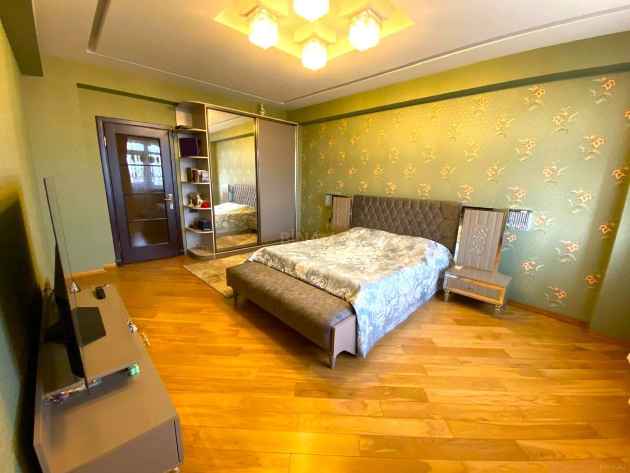 Satılır 5 otaqlı mənzil 330 m²