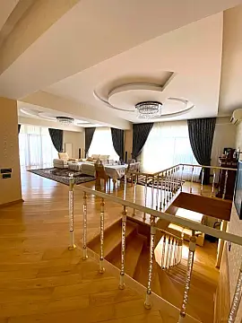 Satılır 5 otaqlı mənzil 330 m²