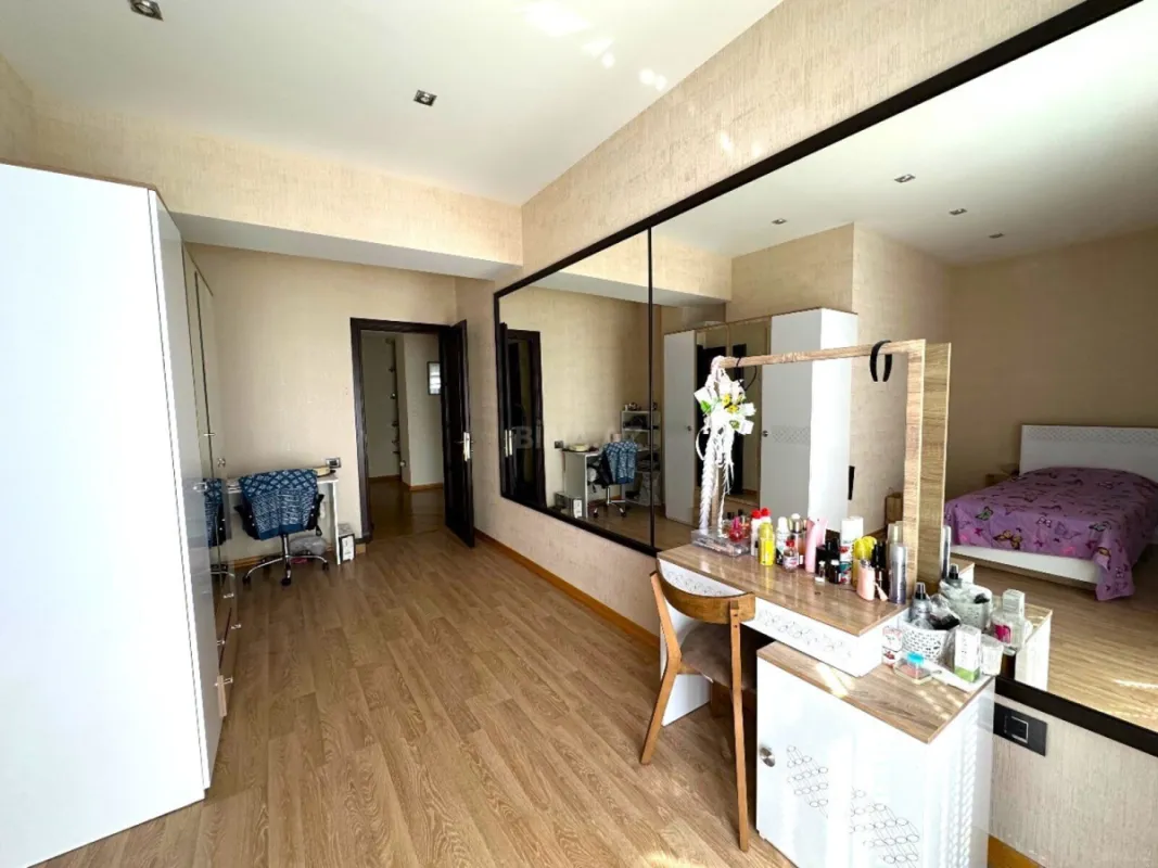 Satılır 5 otaqlı mənzil 330 m²