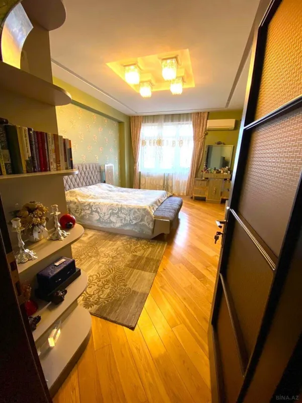 Satılır 5 otaqlı mənzil 330 m²