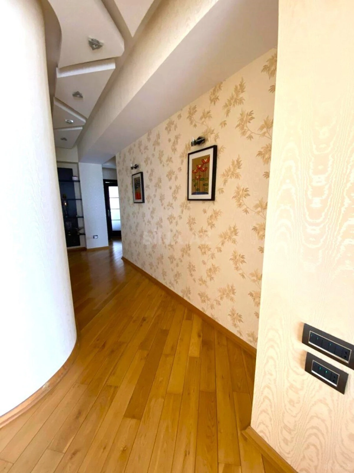 Satılır 5 otaqlı mənzil 330 m²