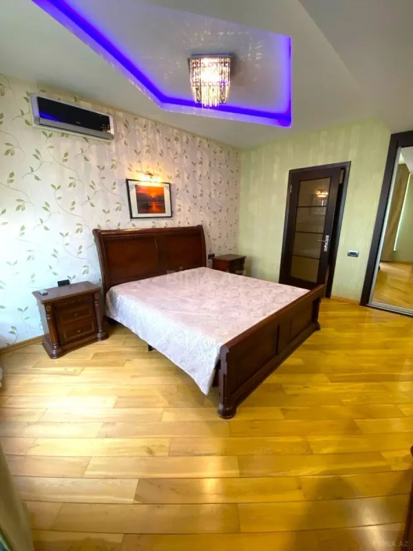 Satılır 5 otaqlı mənzil 330 m²