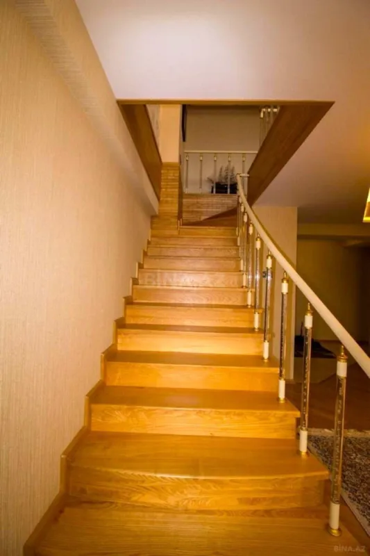 Satılır 5 otaqlı mənzil 330 m²