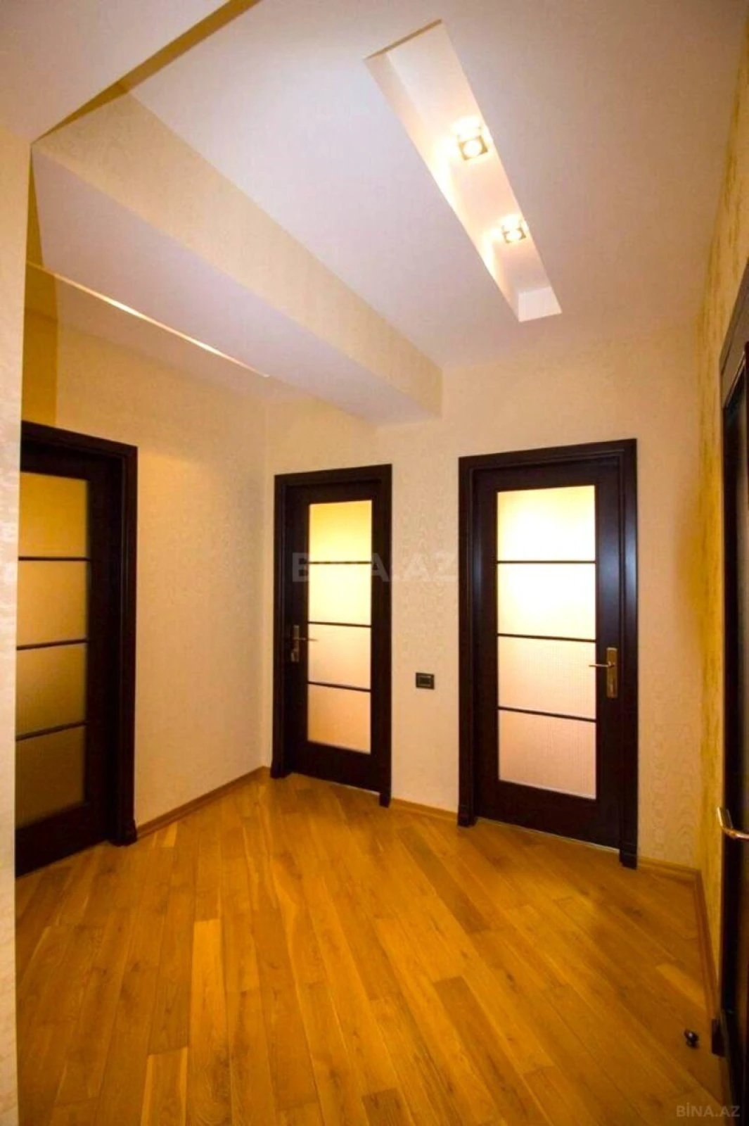Satılır 5 otaqlı mənzil 330 m²