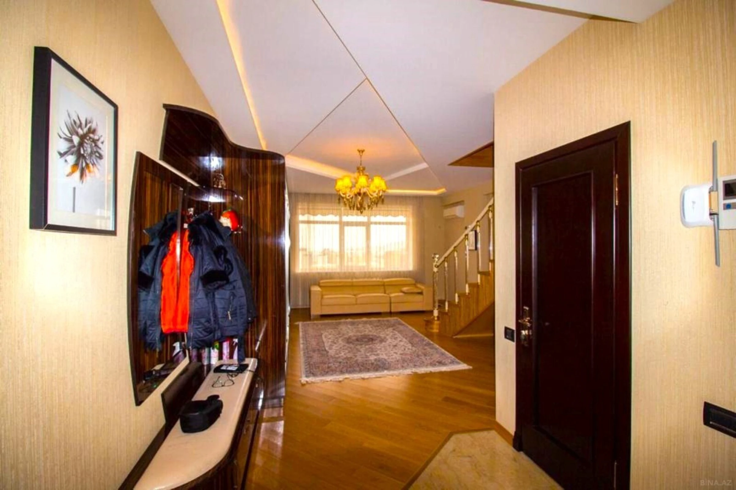 Satılır 5 otaqlı mənzil 330 m²