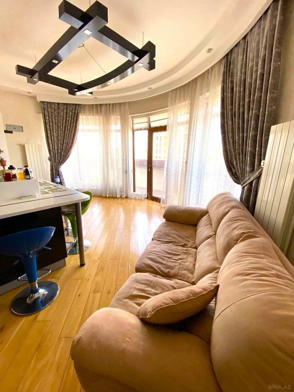 Satılır 5 otaqlı mənzil 330 m²