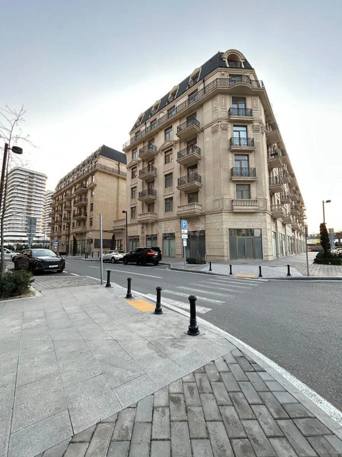 Satılır 4 otaqlı mənzil 180 m²