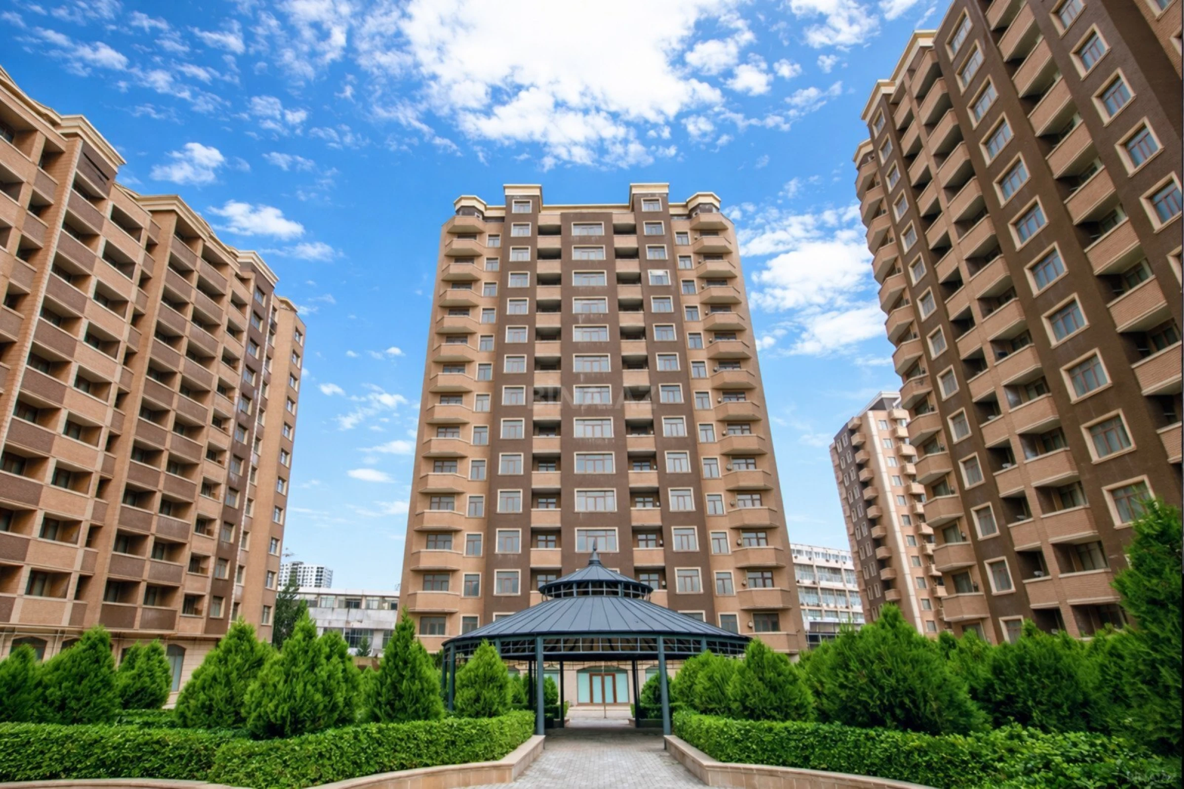 Satılır 3 otaqlı mənzil 151 m²