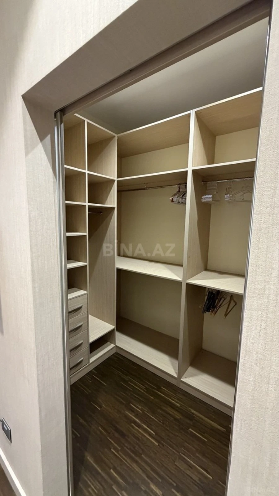 Satılır 3 otaqlı mənzil 140 m²