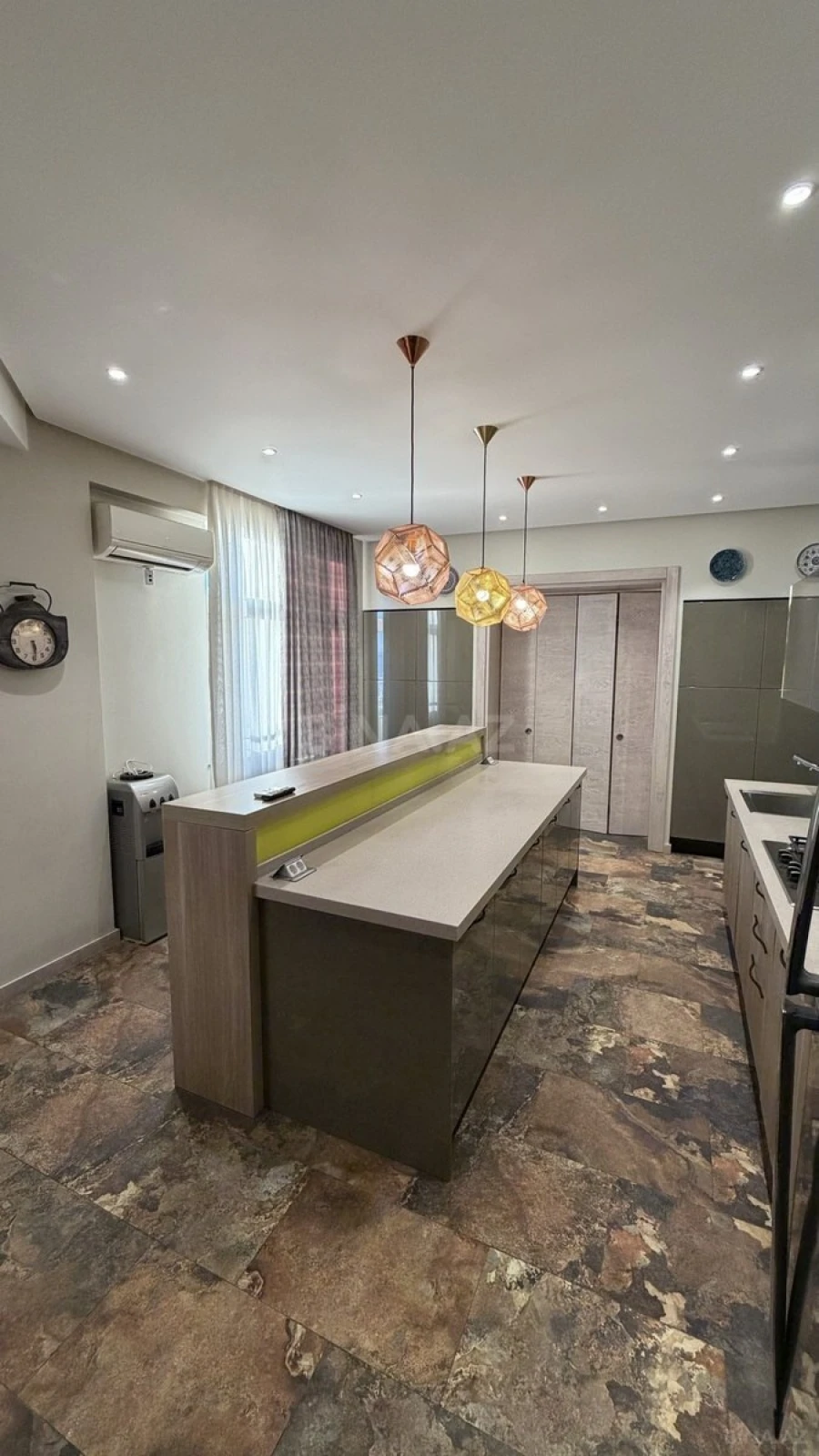 Satılır 3 otaqlı mənzil 140 m²