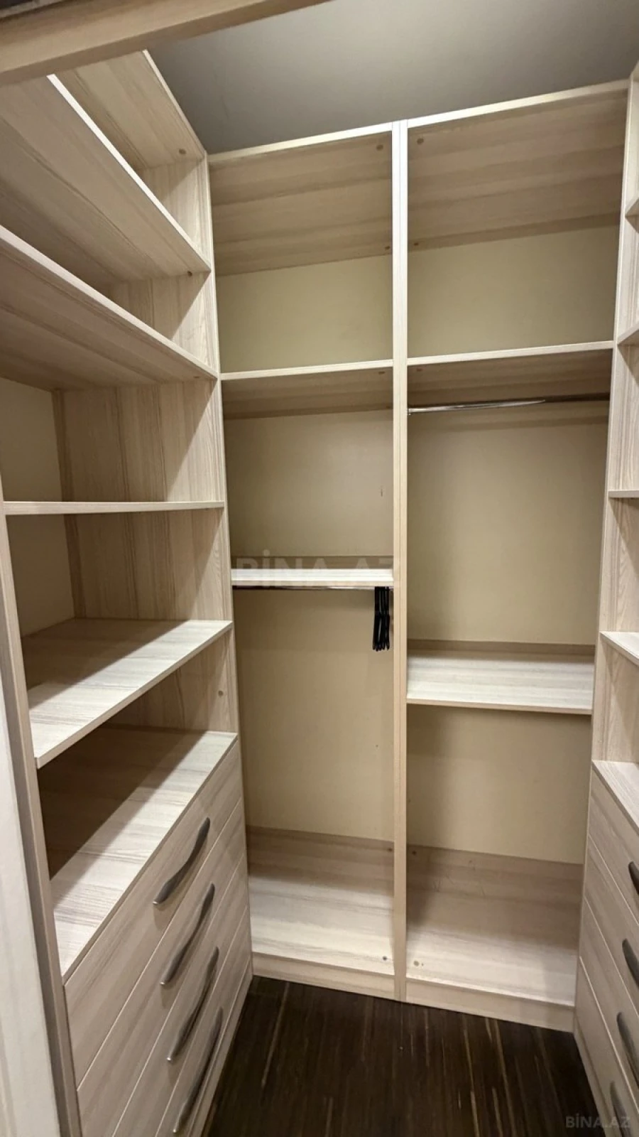 Satılır 3 otaqlı mənzil 140 m²