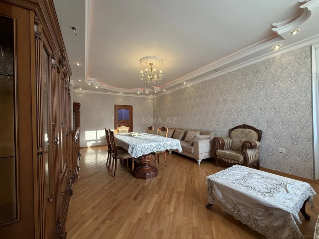 Satılır 3 otaqlı mənzil 140 m²