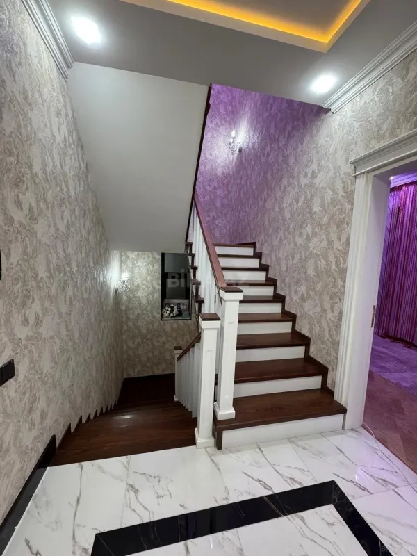 Satılır 7 otaqlı həyət evi 300 m²