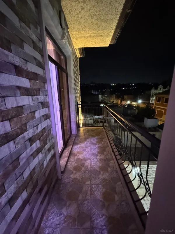 Satılır 7 otaqlı həyət evi 300 m²